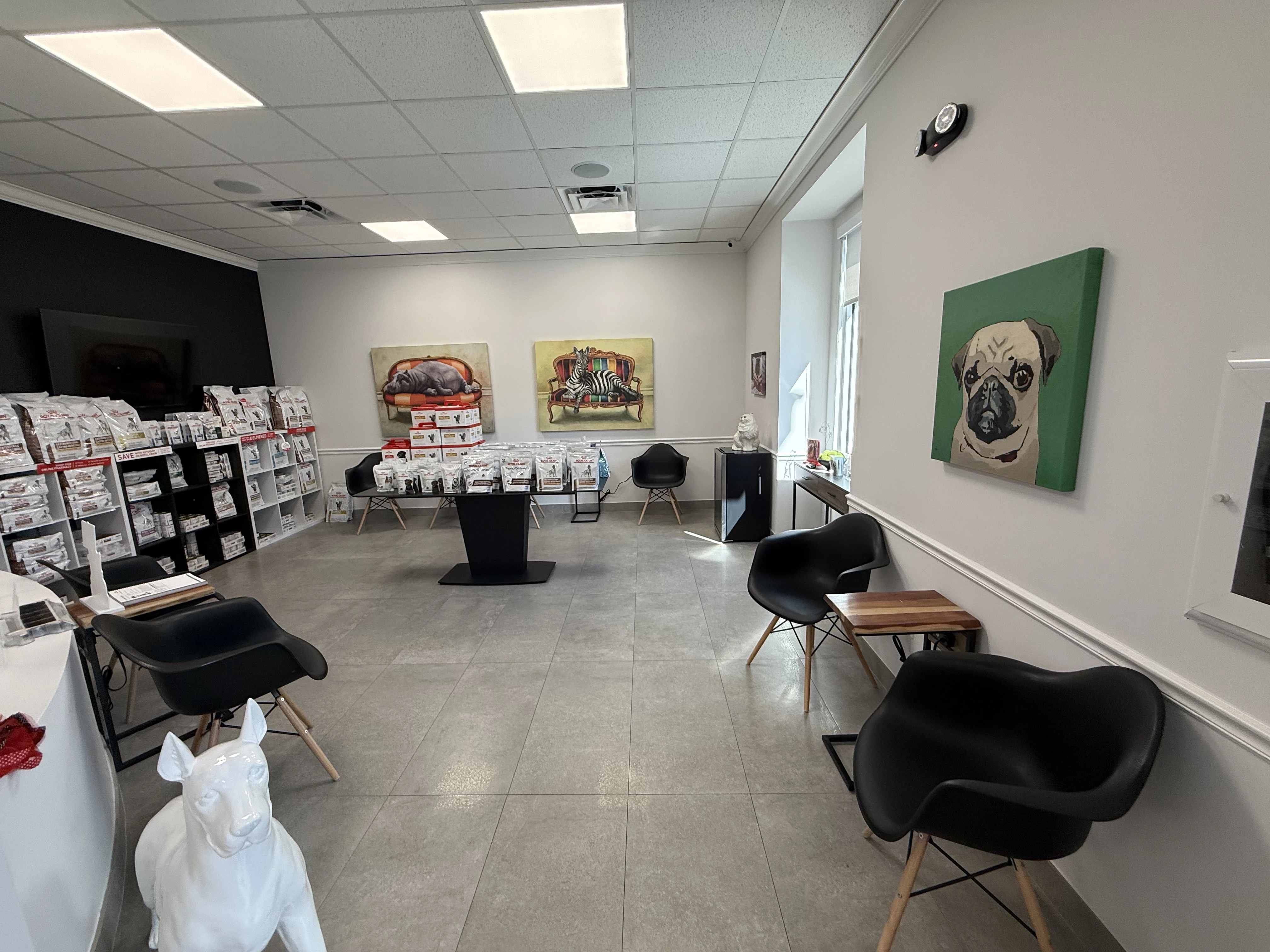 Waiting lounge with retail